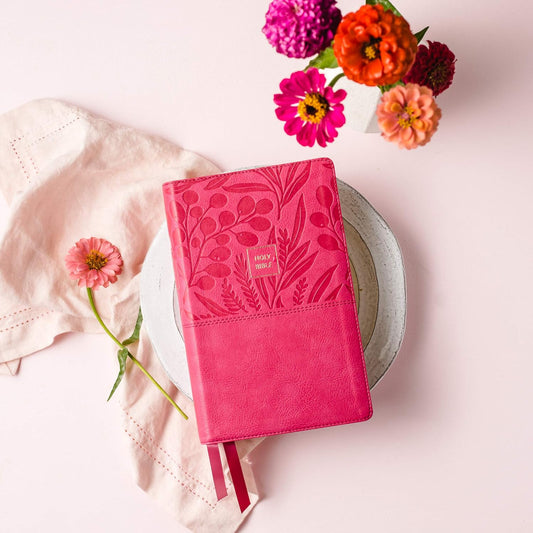 The Holy Bible, New King James Version (NKJV) Pink Leathersoft Large Print